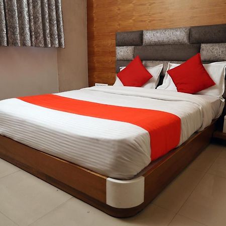 Hotel Madhav Villa อาเมดาบัด ภายนอก รูปภาพ