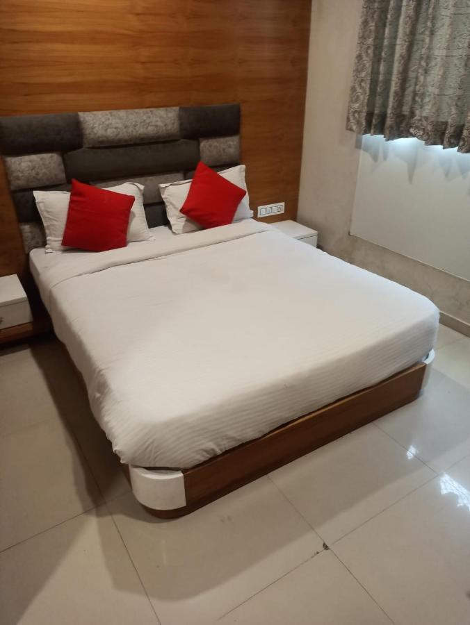 Hotel Madhav Villa อาเมดาบัด ภายนอก รูปภาพ