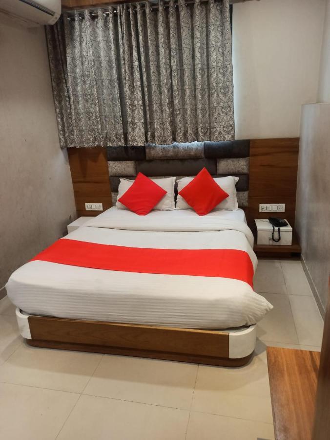 Hotel Madhav Villa อาเมดาบัด ภายนอก รูปภาพ