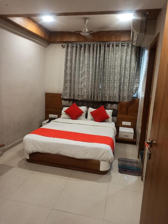 Hotel Madhav Villa อาเมดาบัด ภายนอก รูปภาพ