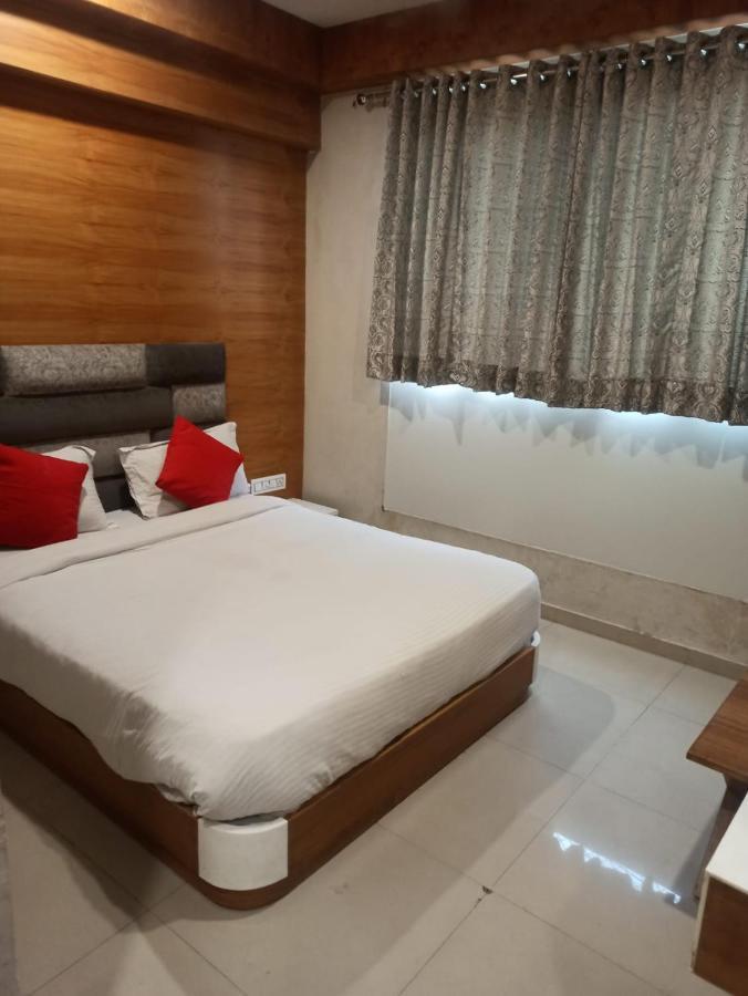 Hotel Madhav Villa อาเมดาบัด ภายนอก รูปภาพ