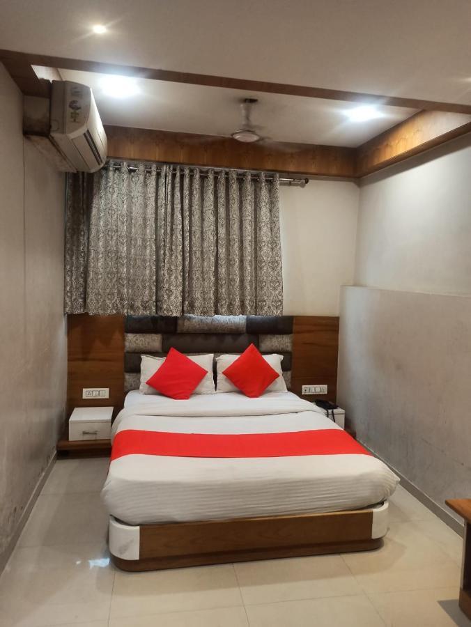 Hotel Madhav Villa อาเมดาบัด ภายนอก รูปภาพ