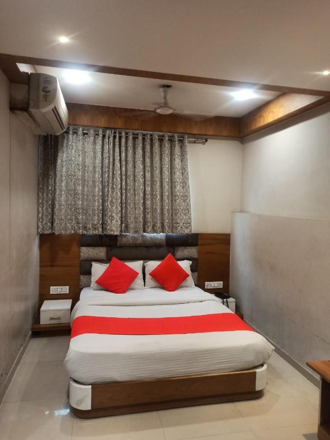 Hotel Madhav Villa อาเมดาบัด ภายนอก รูปภาพ