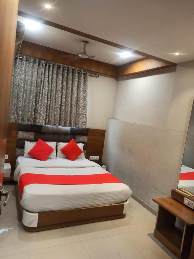 Hotel Madhav Villa อาเมดาบัด ภายนอก รูปภาพ