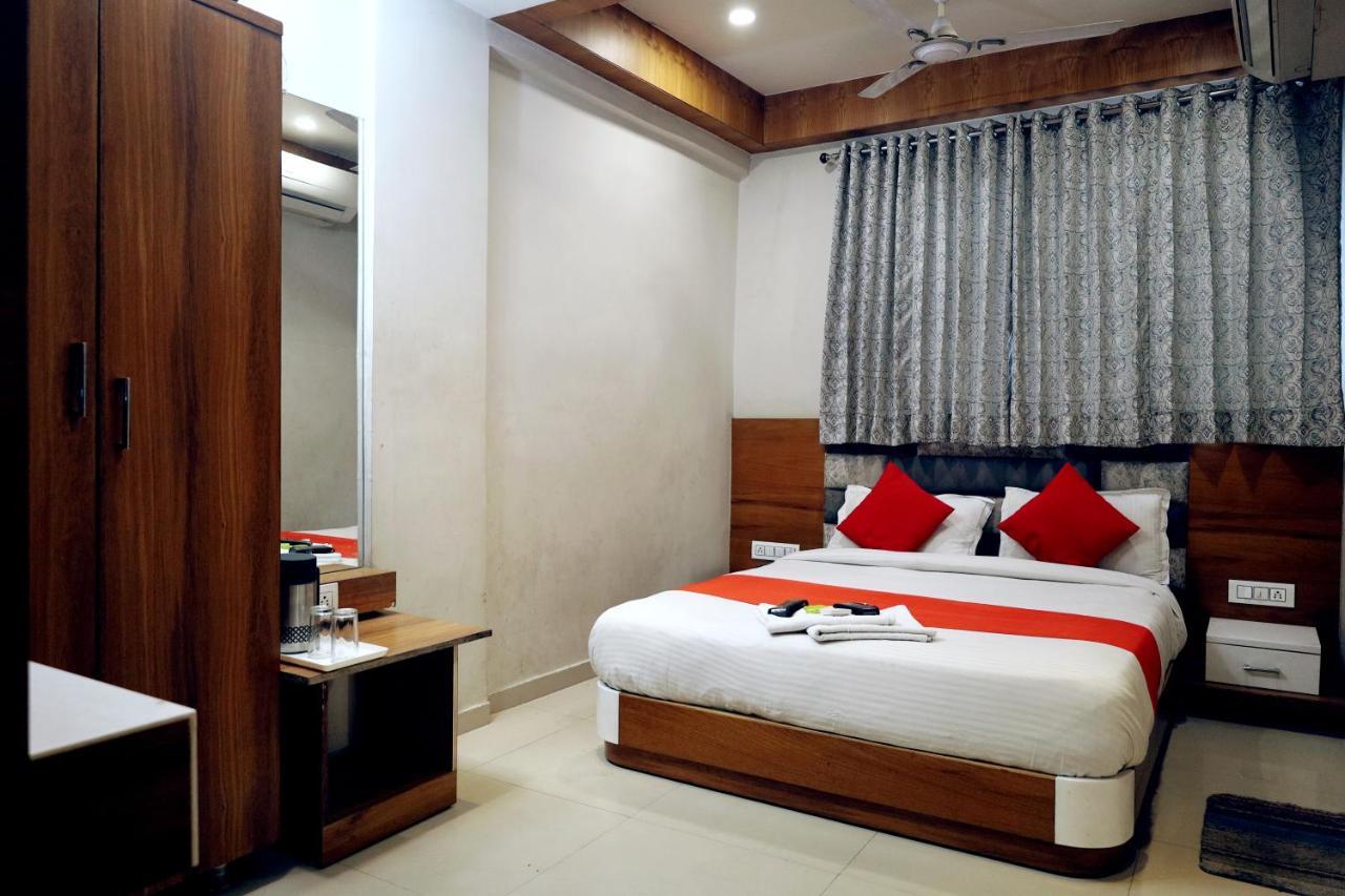 Hotel Madhav Villa อาเมดาบัด ภายนอก รูปภาพ