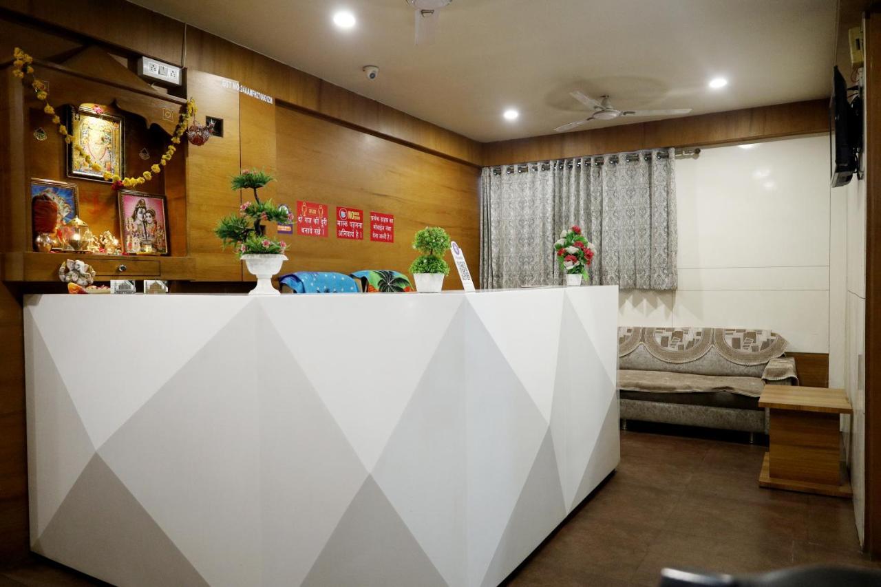 Hotel Madhav Villa อาเมดาบัด ภายนอก รูปภาพ