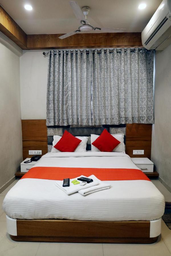Hotel Madhav Villa อาเมดาบัด ภายนอก รูปภาพ