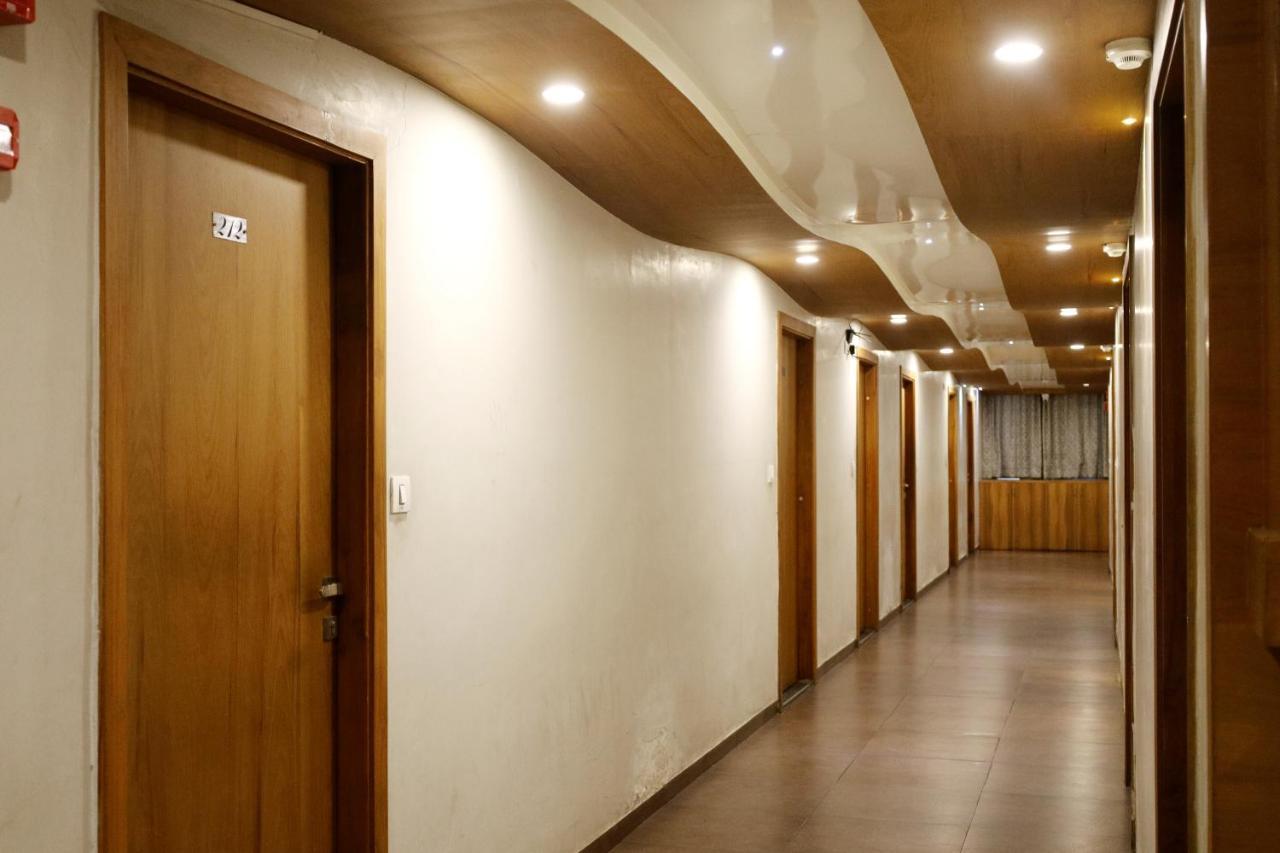 Hotel Madhav Villa อาเมดาบัด ภายนอก รูปภาพ